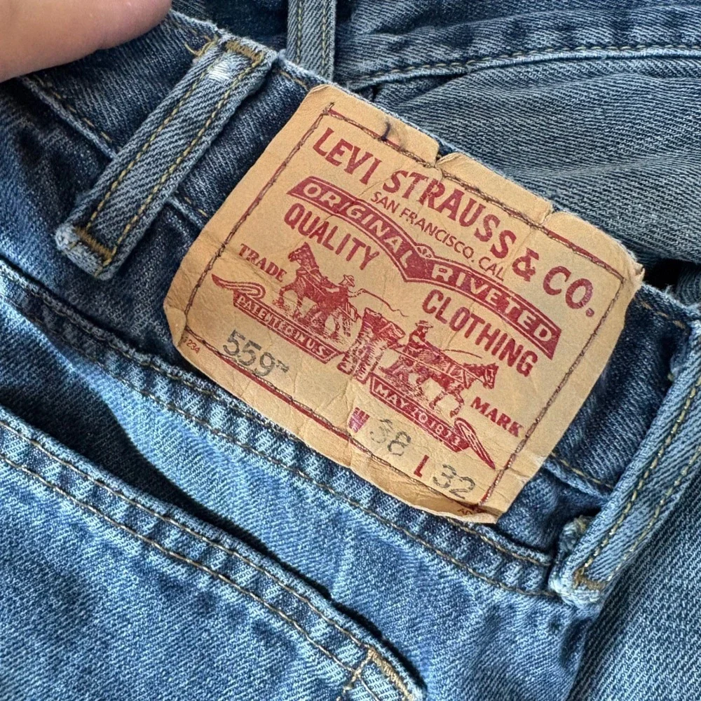 Levi's Jeans Men 38x32 559 Relaxed Straight Blue Whiskered Faded‎ Denim